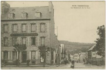 1 vue  - Carte postale, Landerneau, représentant le boulevard de la gare et l\'Hôtel de Bretagne (ouvre la visionneuse)