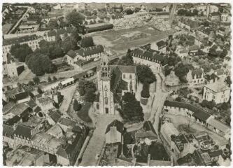 1 vue  - Carte postale, Landerneau, Vue aérienne de l\'église et du quartier Saint-Houardon   (ouvre la visionneuse)