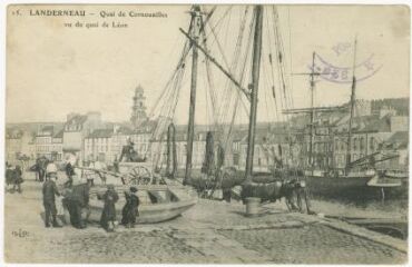 1 vue  - Carte postale, Landerneau, le port, déchargement d\'un navire (ouvre la visionneuse)