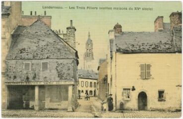 1 vue  - Carte postale colorisée représentant la Maison des trois Piliers, en arrière-plan, l\'église Saint-Thomas (ouvre la visionneuse)