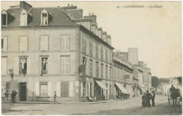 1 vue  - Carte postale représentant le quai de Léon, avec ses hôtels (Hôtel de l\'Univers, Hôtel Raould) (ouvre la visionneuse)