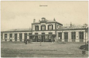 1 vue  - Carte postale représentant la gare de Landerneau ; Façade de la gare (ouvre la visionneuse)