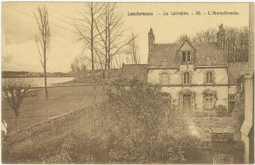 1 vue  - Carte postale représentant l\'aumônerie du couvent du Calvaire à Landerneau (ouvre la visionneuse)