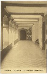 1 vue  - Carte postale représentant la porte conventuelle du couvent du Calvaire à Landerneau (ouvre la visionneuse)
