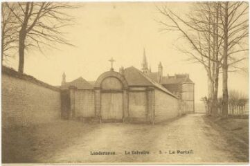 1 vue  - Carte postale représentant le portail du couvent du Calvaire à Landerneau (ouvre la visionneuse)
