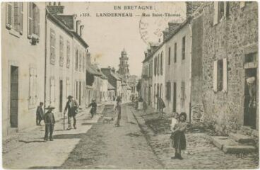 1 vue  - Carte postale, Landerneau, la rue Jean-Louis Rolland, en arrière-plan, l\'église Saint-Thomas (ouvre la visionneuse)