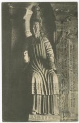 1 vue  - Carte postale, statue de Saint-Yves, porche de l\'église Saint-Thomas (ouvre la visionneuse)