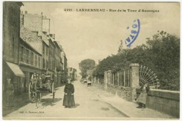 1 vue  - Carte postale représentant la rue de la Tour d\'Auvergne à Landerneau (ouvre la visionneuse)
