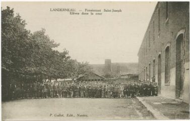 1 vue  - Carte postale Landerneau - Pensionnat Saint-Joseph, élèves dans la cour (ouvre la visionneuse)