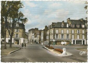 1 vue  - Carte postale, Landerneau, carrefour de la rue de Brest et du quai de Léon, à l\'entrée du pont de Caernarfon (ouvre la visionneuse)