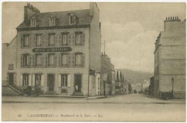 1 vue  - Carte postale Landerneau - boulevard de la gare et Hôtel de Bretagne (ouvre la visionneuse)