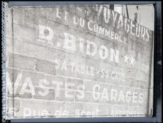1 vue Mur, rue des Ecossais avec publicité pour l’hôtel Bidon
