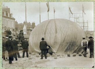 1 vue  - Photographie, Fête de Landerneau de 1909, \'rally-ballon\', préparation du ballon (montgolfière) avant envol (ouvre la visionneuse)