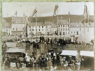 ouvrir dans la visionneuse : Photographie, Fête de Landerneau de 1909, tribunes quai de Léon