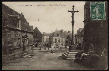 1 vue  - Landerneau. - Place Saint-Thomas, le calvaire et l\'ossuaire (ouvre la visionneuse)