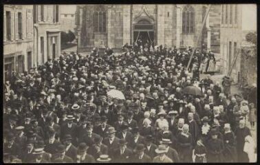 1 vue  - Enterrement de l\'abbé Joseph Fleury en 1913, à l\'église Saint-Houardon (ouvre la visionneuse)