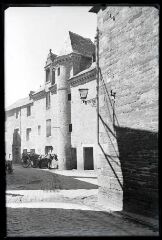 1 vue  - Landerneau.- Maison Duthoya-Kerros datant de 1667 et charrette devant (ouvre la visionneuse)
