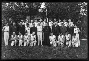 1 vue  - Gars d\'Arvor, Gymnastes ou scouts posant pour une photo de groupe en compagnie de religieux (ouvre la visionneuse)