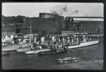 1 vue  - Brest.- Bateaux à vapeur face au château de Brest (ouvre la visionneuse)