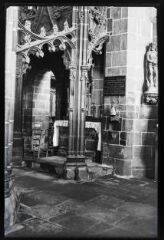 1 vue  - Le Folgoët.- Intérieur de l\'église Notre-Dame du Folgoët, vue d\'une urne funéraire près d\'un autel et pilier (ouvre la visionneuse)