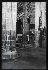 1 vue  - Le Folgoët.- Intérieur de l\'église Notre-Dame du Folgoët, vue d\'une urne funéraire près d\'un autel et pilier, d\'un Ecce Homo et d\'une sainte-Thérèse (ouvre la visionneuse)