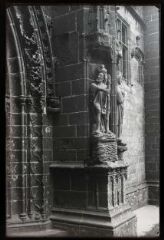 1 vue  - Le Folgoët.- Intérieur de l\'église Notre-Dame du Folgoët, vue d\'une statue, probablement d\'un Saint-Christophe, portant le Christ sur son épaule (ouvre la visionneuse)