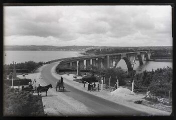 1 vue  - Brest.- Pont Albert Louppe et route passant sur le pont, ainsi que le péage et des feux de signalisation (ouvre la visionneuse)