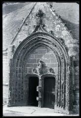 1 vue  - La Roche-Maurice.- Entrée de l\'ossuaire de l\'église de la Roche-Maurice, avec trumeau séparant une porte géminée (ouvre la visionneuse)