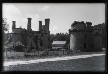 1 vue  - Cléder.- Vue extérieure de murs et de trois tours du château de Kergounadéac\'h (ouvre la visionneuse)