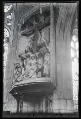 1 vue  - Ensemble sculpté figurant une descente de croix dans une église (ouvre la visionneuse)