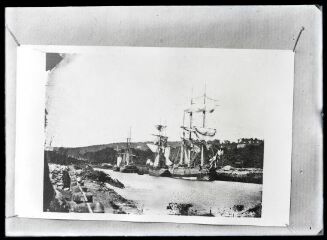 1 vue  - Landerneau.- Photographie pointée sur un mur représentant plusieurs bateaux à voiles le long du chenal de Landerneau (ouvre la visionneuse)