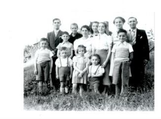 1 vue  - Photographie, Les 11 enfants d\'Augustine Le Gall, avant naissance du petit dernier le 9 janvier 1953 (ouvre la visionneuse)