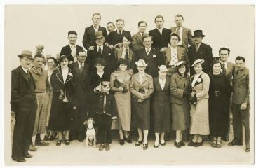 1 vue  - Photographie de la troupe menée par Jean Sivienne pour la représentation de \'Landerneau qui brille\' en mai 1936 (ouvre la visionneuse)