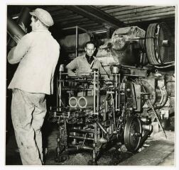 1 vue  - Pierre Allias, chef de fabrication à la GBL, travaillant sur une machine à fabriquer les drains. Il vérifie la compatibilité de la terre avec la machine. (ouvre la visionneuse)