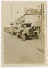 1 vue  - Camions de la Grande Briqueterie de Landerneau, rue de la Tour d\'Auvergne (ouvre la visionneuse)