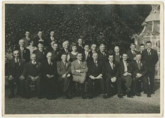 1 vue  - Remise de médailles, photographie de groupe des dirigeants et administrateurs, dans le jardin de l\'hôtel Bidon (ouvre la visionneuse)