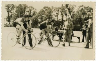 1 vue  - Monsieur Despretz au départ d\'une course cycliste au Champ de foire (ouvre la visionneuse)