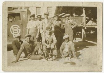 1 vue  - Ouvriers de la briqueterie posant devant un camion (ouvre la visionneuse)
