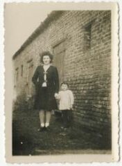 1 vue  - Une mère et son fils, devant les logements ouvriers de la Garenne (ouvre la visionneuse)
