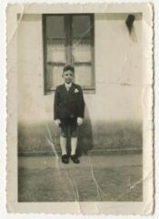 1 vue  -  Jeune enfant de la Garenne en communiant vers 1948, devant sa maison (ouvre la visionneuse)