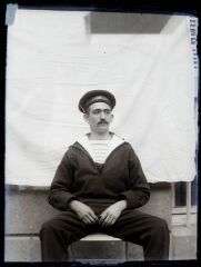 1 vue  - Portrait d\'un jeune homme en tenue de marin. Inscription sur sa casquette : \'Jules-Michelet\' (ouvre la visionneuse)