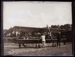 1 vue  - Fête de l\'aviation de 1912, préparation d\'un avion (ouvre la visionneuse)