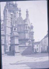 1 vue  - Saint Thégonnec. - Eglise (clocher) et ossuaire (milieu gauche) (ouvre la visionneuse)