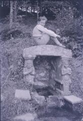 1 vue  - Plounéventer. - Fontaine de Brézal avec 2 sirènes sculptées et un enfant assis sur le linteau transversal (ouvre la visionneuse)